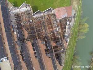 Vue aérienne par drone d'un bâtiment détruit par un incendie