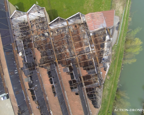 Vidéo par drone d’un bâtiment détruit…