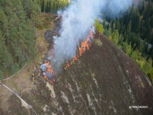 survol-par-un-drone-d-une-intervention-de-pompiers-sur-un-incendie-de-forêt
